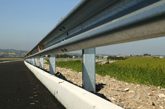 Bordillo de hormigón in situ